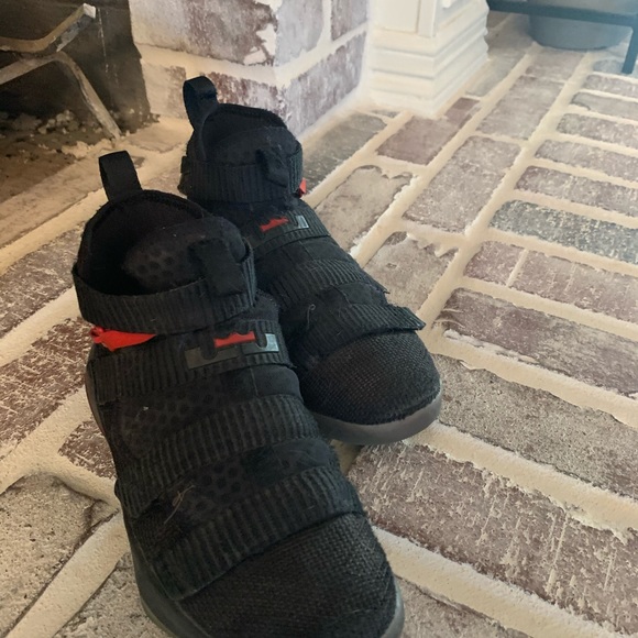 Nike Lebron Soldier black/red basketball shoes - Picture 2 of 3